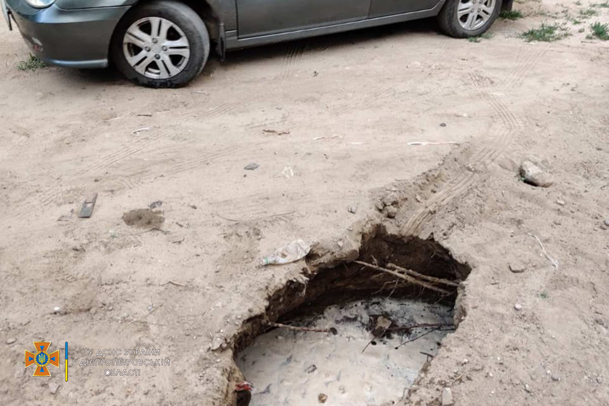 В Днепре автомобиль застрял в яме из-за провала грунта