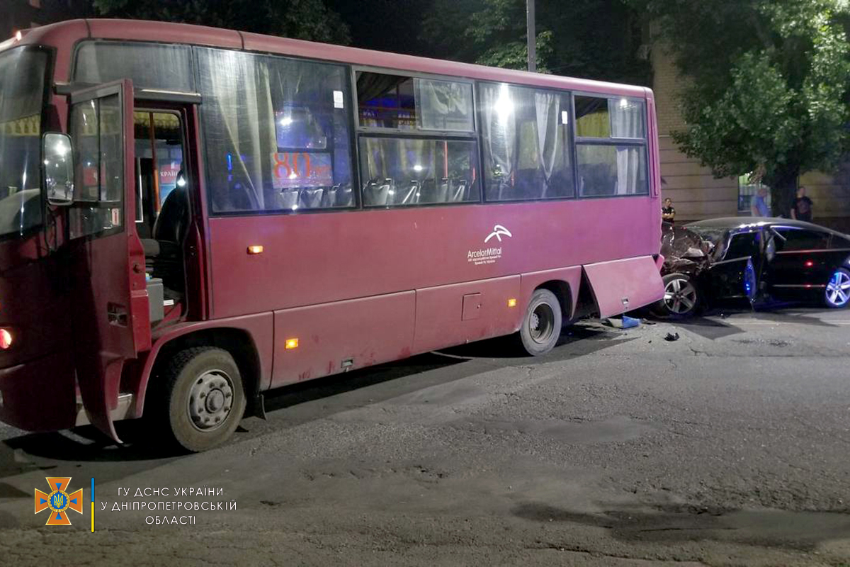 В Днепропетровской области легковушка врезалась в автобус: есть пострадавшие