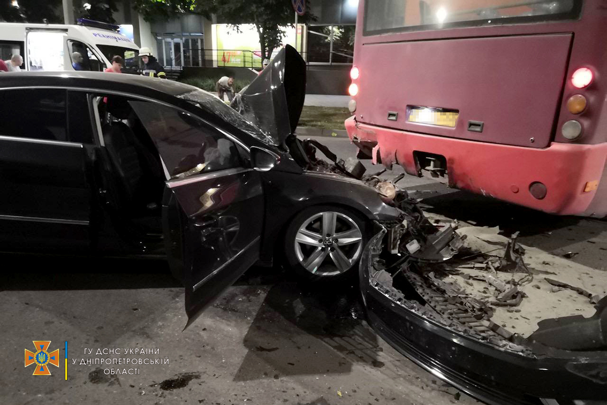 В Днепропетровской области легковушка врезалась в автобус: есть пострадавшие
