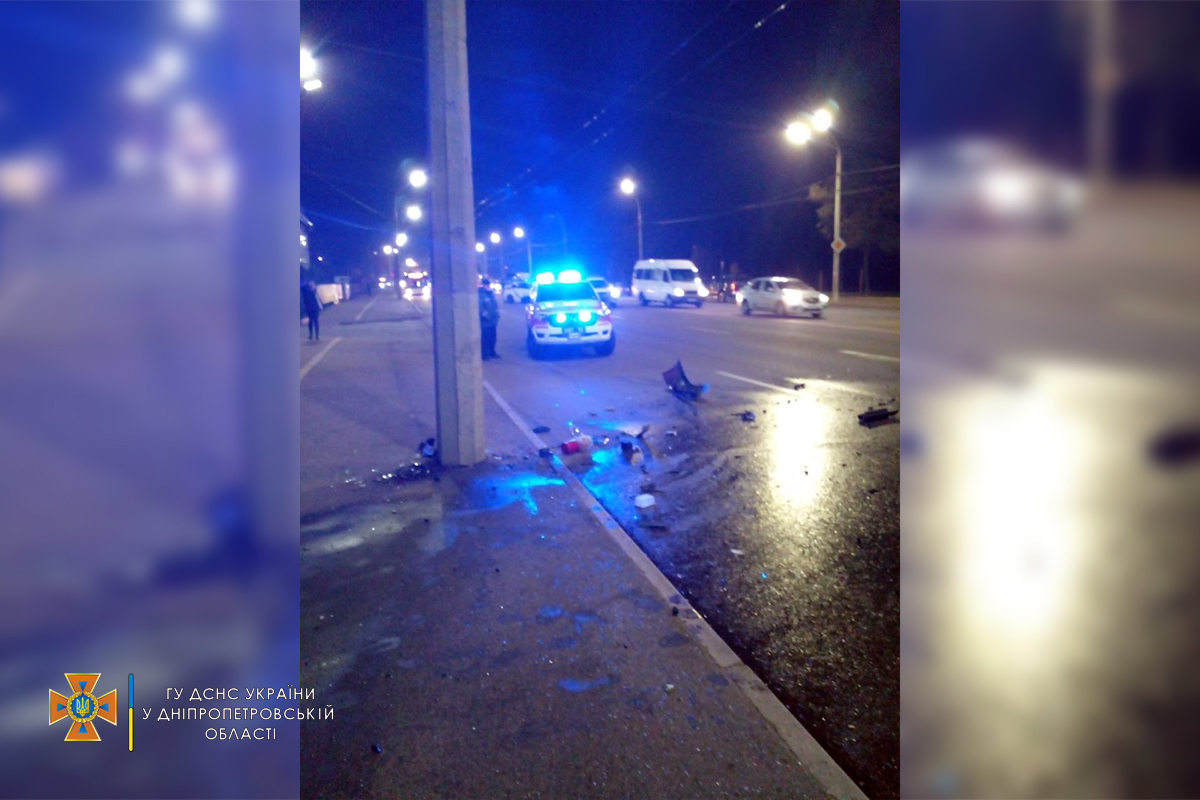 Огонь повредил моторный отсек и салон легковушки.