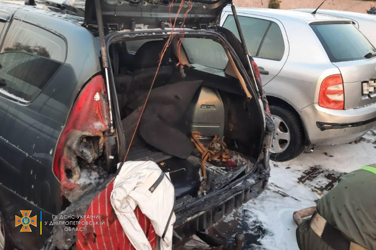 В Днепропетровской области на стоянке горели 6 автомобилей