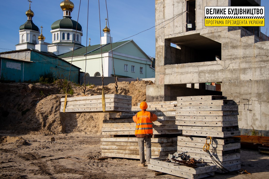 На главной арене Новомосковска проводится масштабная реконструкция