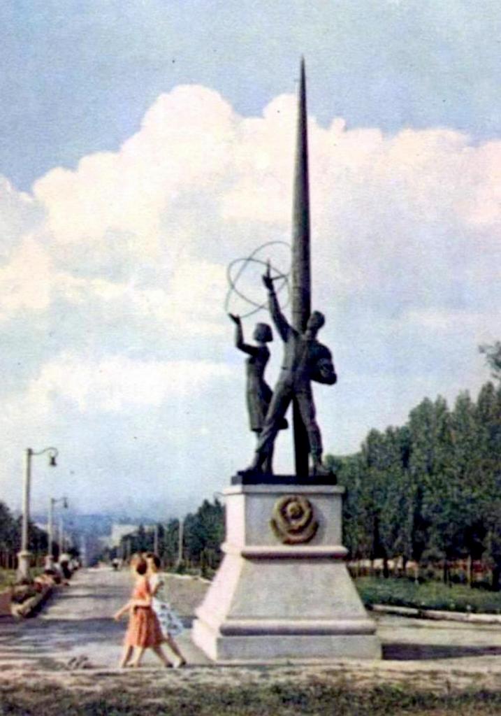 Заварихина, Запорожская, Ленина и даже Викингов: история главного проспекта Каменского-Днепродзержинска (редкие фото)