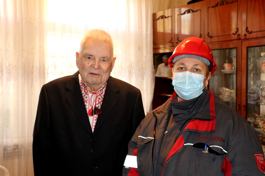 Співробітники ДКХЗ допомагають ветеранам підприємства
