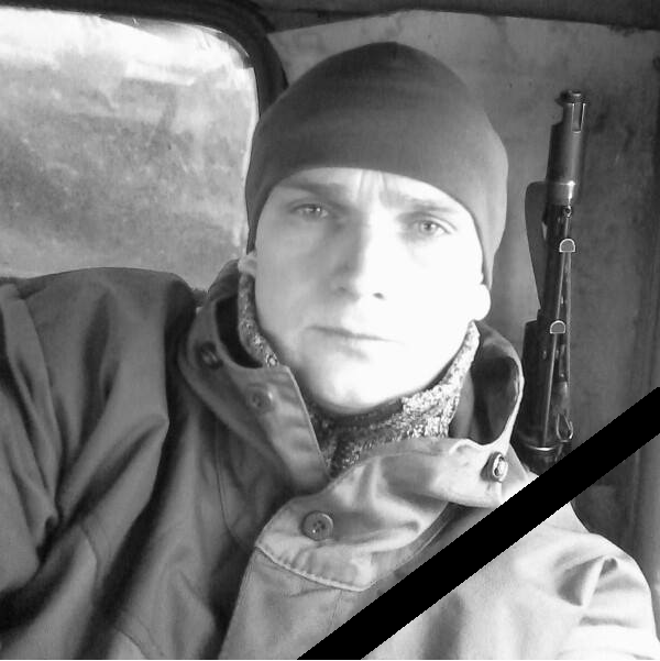 Днепропетровщина простилась с защитником, который погиб во время защиты Украины в районе ООС «Наш земляк, десантник, боевой медик Алексей Владимирович Стрижак погиб 30 сентября 2021 в результате вражеского обстрела на Донбассе в районе ООС. Служил в должности боевого медика в 25-й отдельной воздушно-десантной Сичеславского бригаде. Шире соболезнования родственникам, друзьям и собратьям. Вечная память Герою-Защитнику Украины », - отметила советник председателя Днепропетровского облсовета Татьяна Губа. Алексею Стрижаку было 39 лет. Он родился в городе Кривой Рог Днепропетровской области. «Это тяжелая утрата для каждого из нас. Младший сержант Стрижак был искренним, открытым человеком, готов всегда протянуть руку помощи своим собратьям, среди которых пользовался уважением и авторитетом. Но враг своими коварными действиями оборвал жизнь десантника, патриота, настоящего сына своего народа », - говорится в сообщении 25 отдельная воздушно Сичеславская бригада. Алексей получил смертельный осколочного ранения в результате обстрела позиции ВСУ возле села Каменка в Донецкой области со стороны оккупированной Ясиноватой.