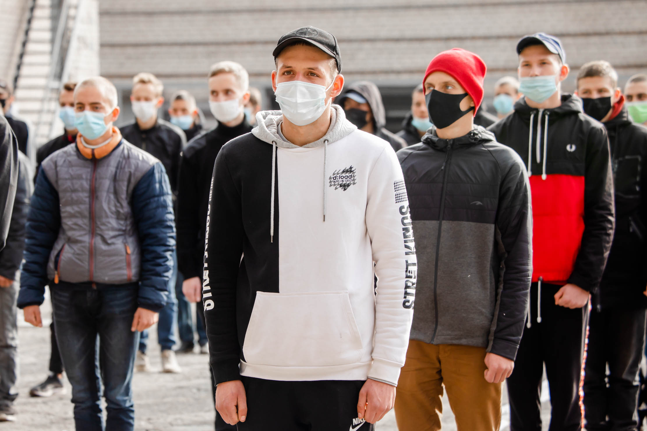 Почти сотню новобранцев торжественно отправили на службу в армию