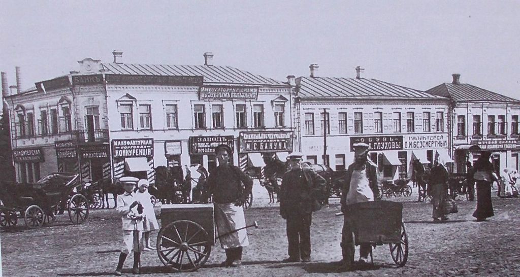 Заварихина, Запорожская, Ленина и даже Викингов: история главного проспекта Каменского-Днепродзержинска (редкие фото)