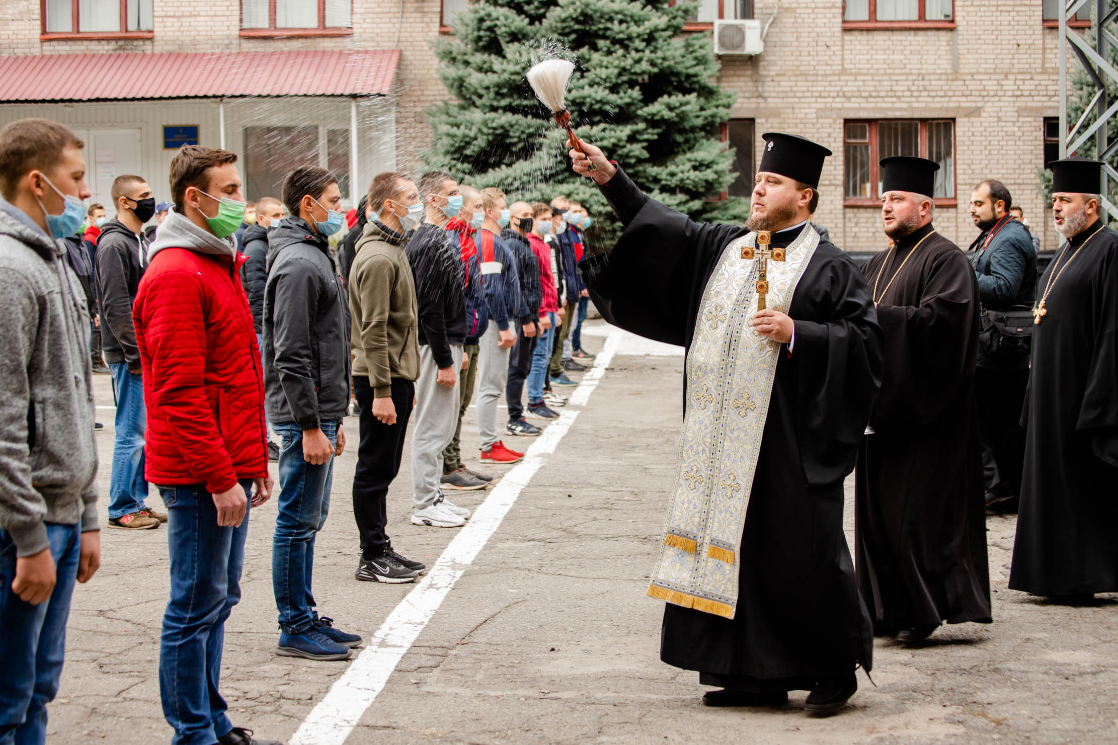 Почти сотню новобранцев торжественно отправили на службу в армию