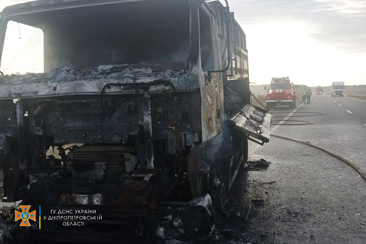 В Днепровском районе на трассе сгорел грузовик