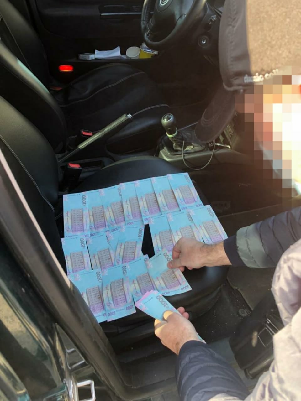 "Откосить" от армии за $1000: в Днепропетровской области на взятке поймали сотрудника военкомата 