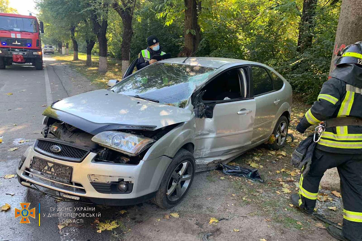 Автомобиль врезался в электроопору: пострадал водитель