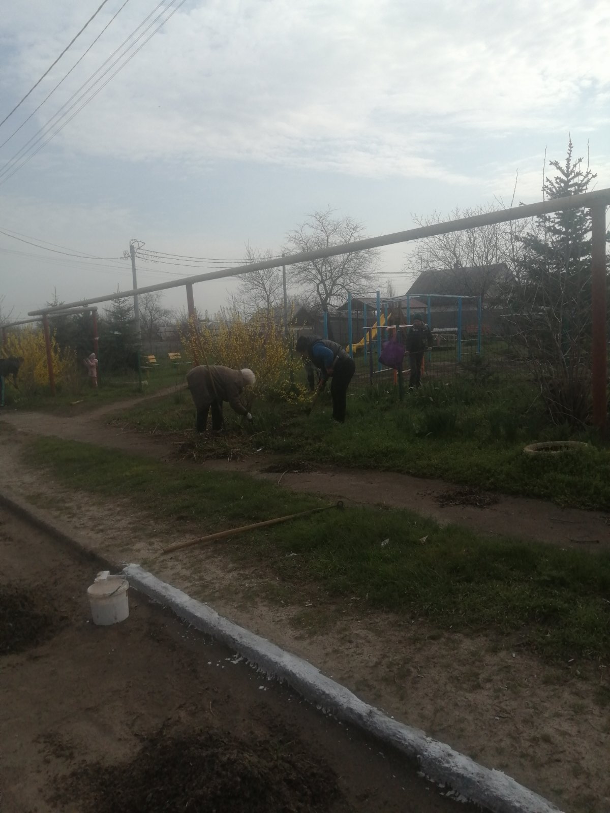 Мешканці Кам'янського активно долучаються до благоустрою