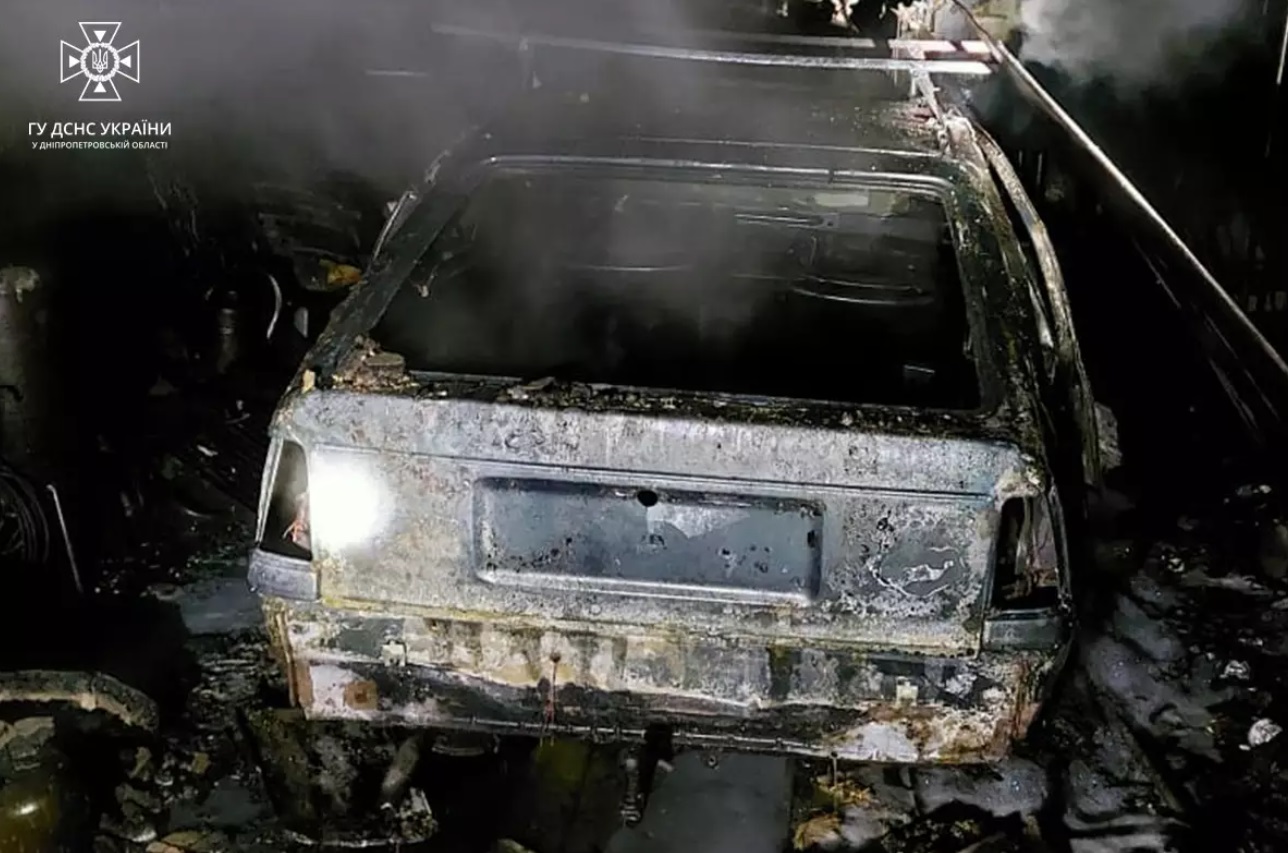 Під Кам'янським вогонь знищив автівку в гаражі