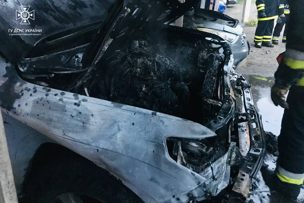 Ще попрацюють: у Кам’янському приводять до ладу зупинки старого зразка (фоторепортаж)