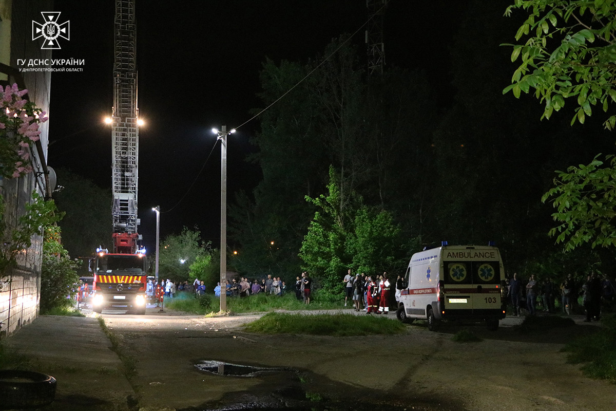 У Дніпрі палала квартира: загинув чоловік, постраждала жінка (відео)