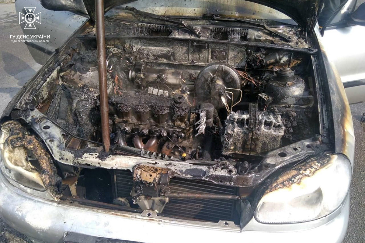 У Кам'янському під час руху зайнялася автівка