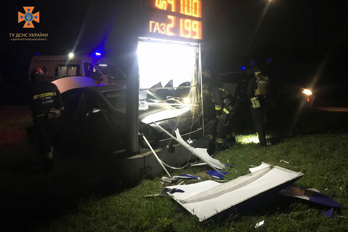 У Дніпрі автомобіль врізався у стелу АЗС: водій загинув