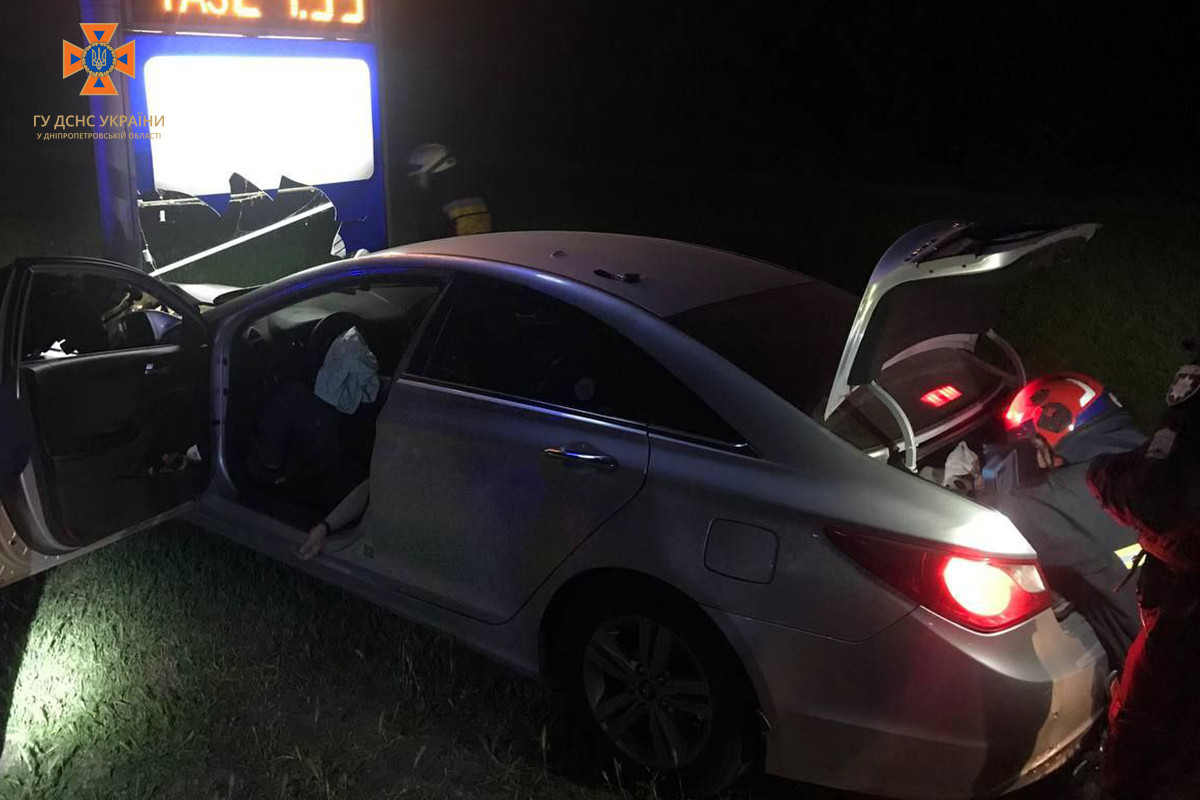 У Дніпрі автомобіль врізався у стелу АЗС: водій загинув