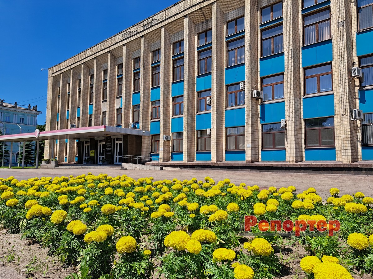 Центр Кам’янського заполонили квіти: фото літньої краси