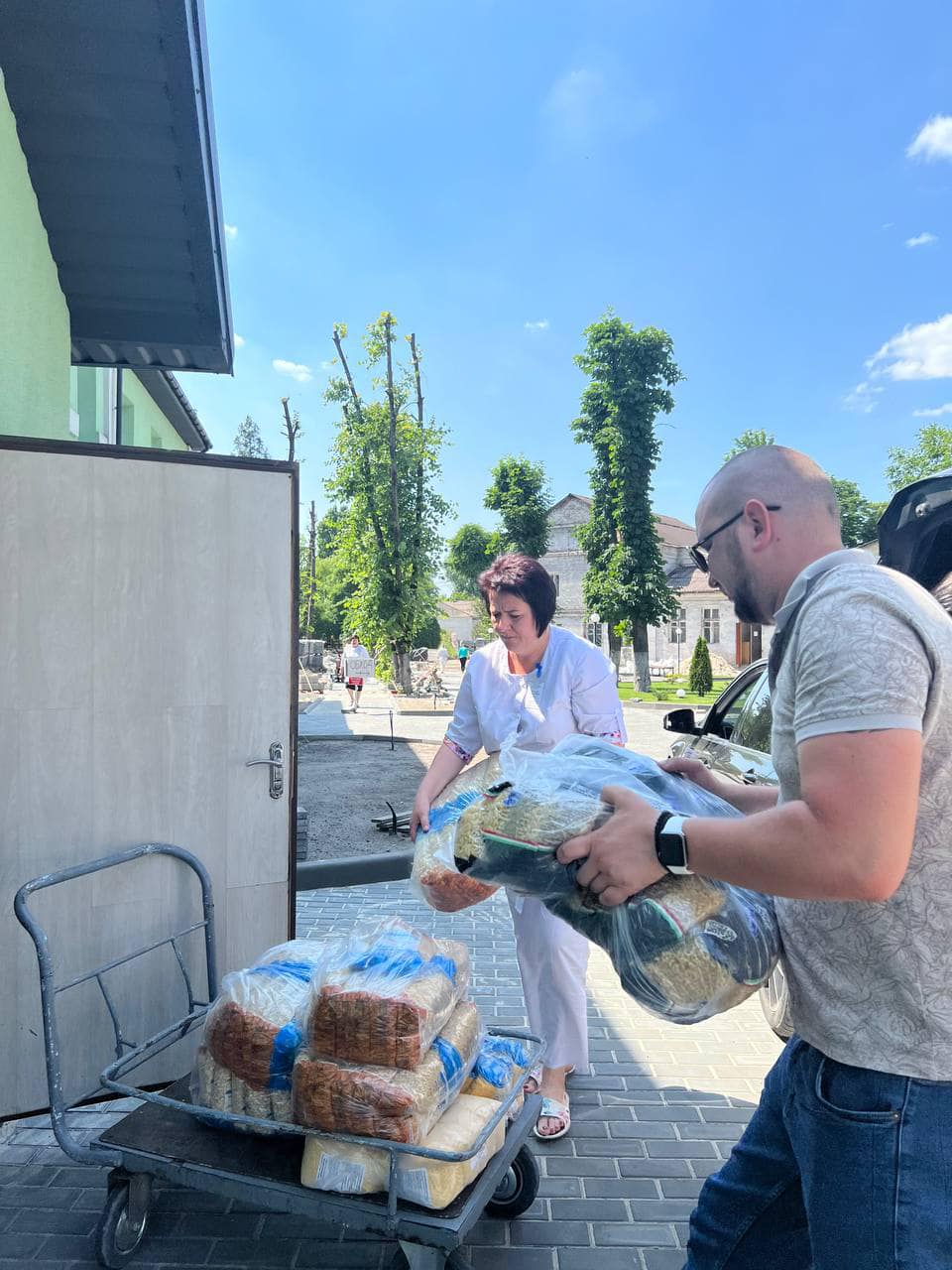 Лікарні у Кам'янському передали необхідні продукти харчування