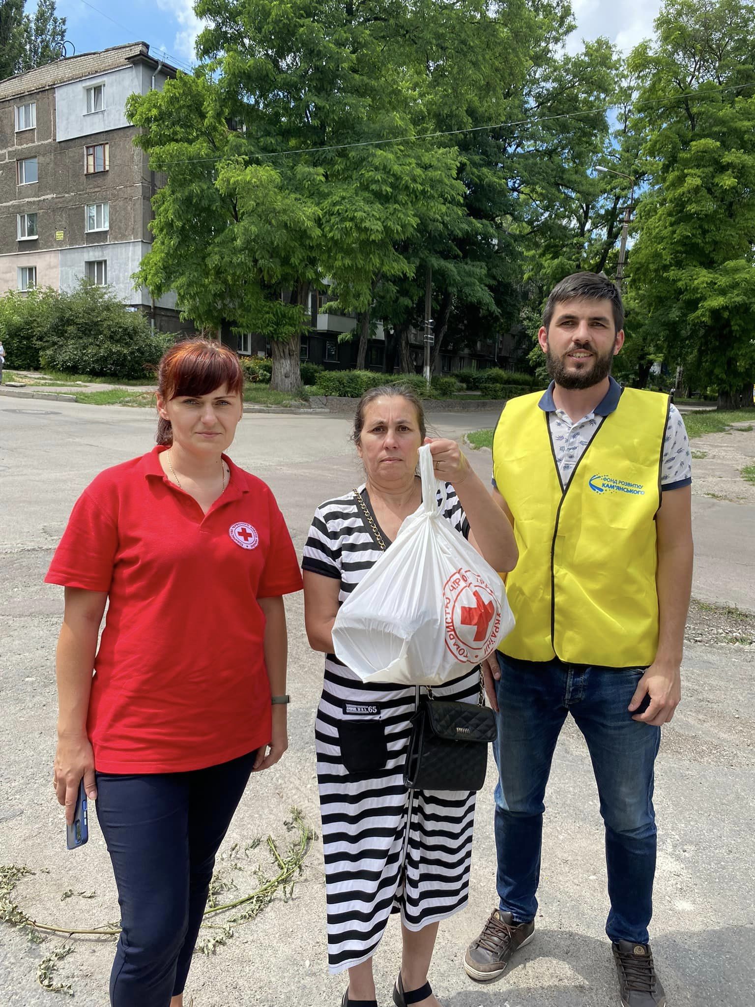У Кам'янському волонтери продовжують допомагати містянам