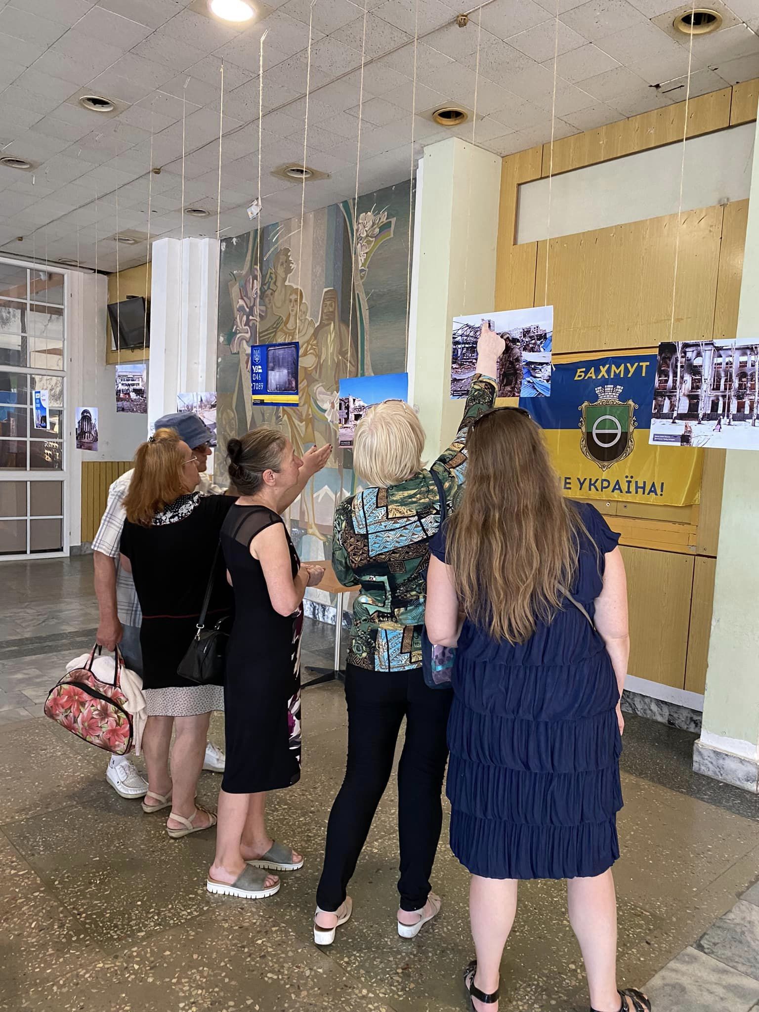 У Кам'янському презентували фотовиставку "Бахмут. Світло переможе!"