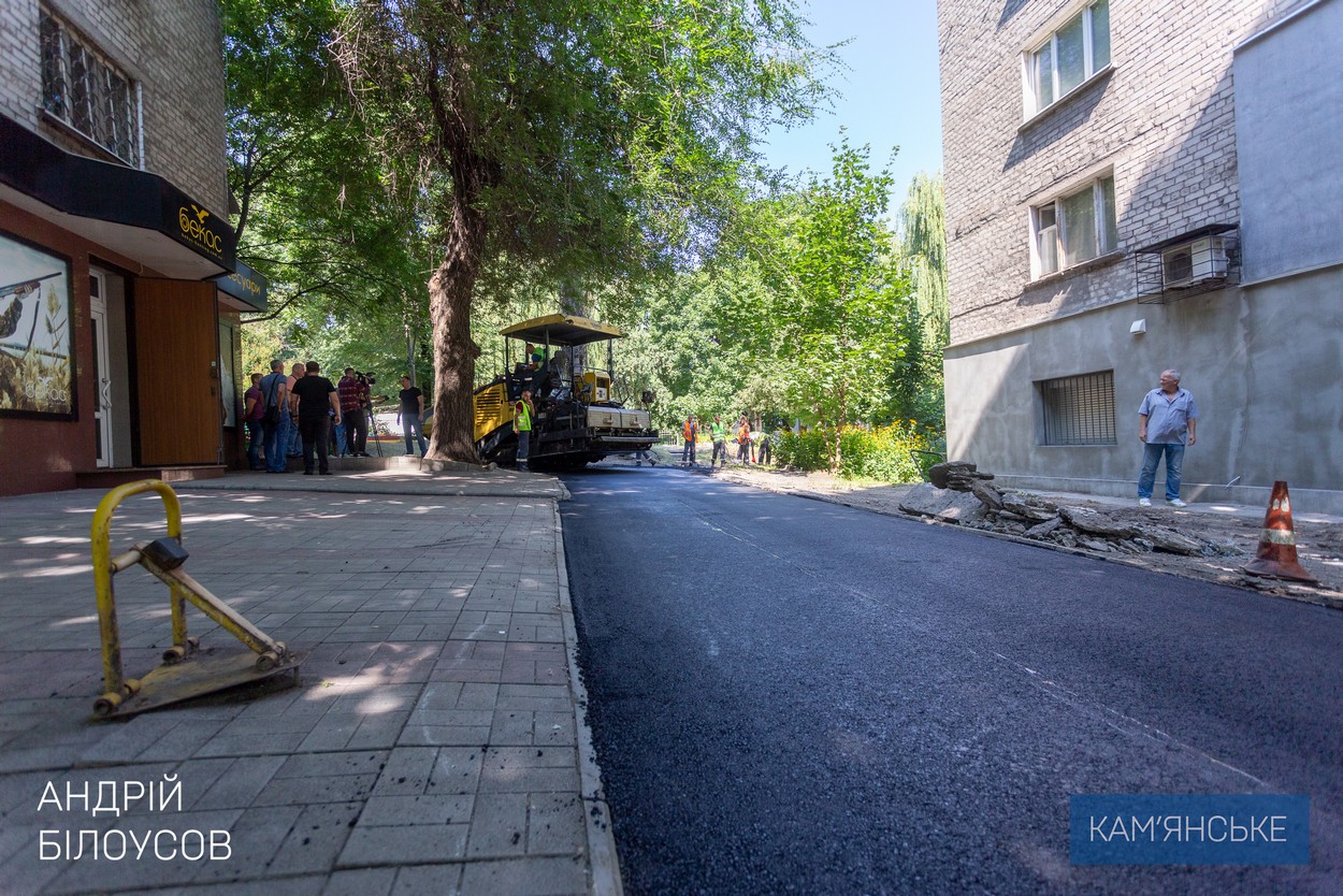 Офіційно: у Кам'янському за дорученням міського голови продовжують ремонт внутрішньоквартальних доріг (відео)