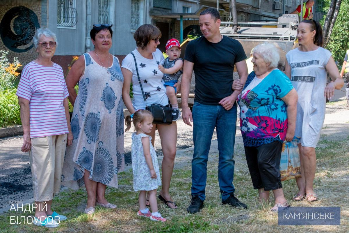 У Кам'янському асфальтують дороги у дворах (відео)