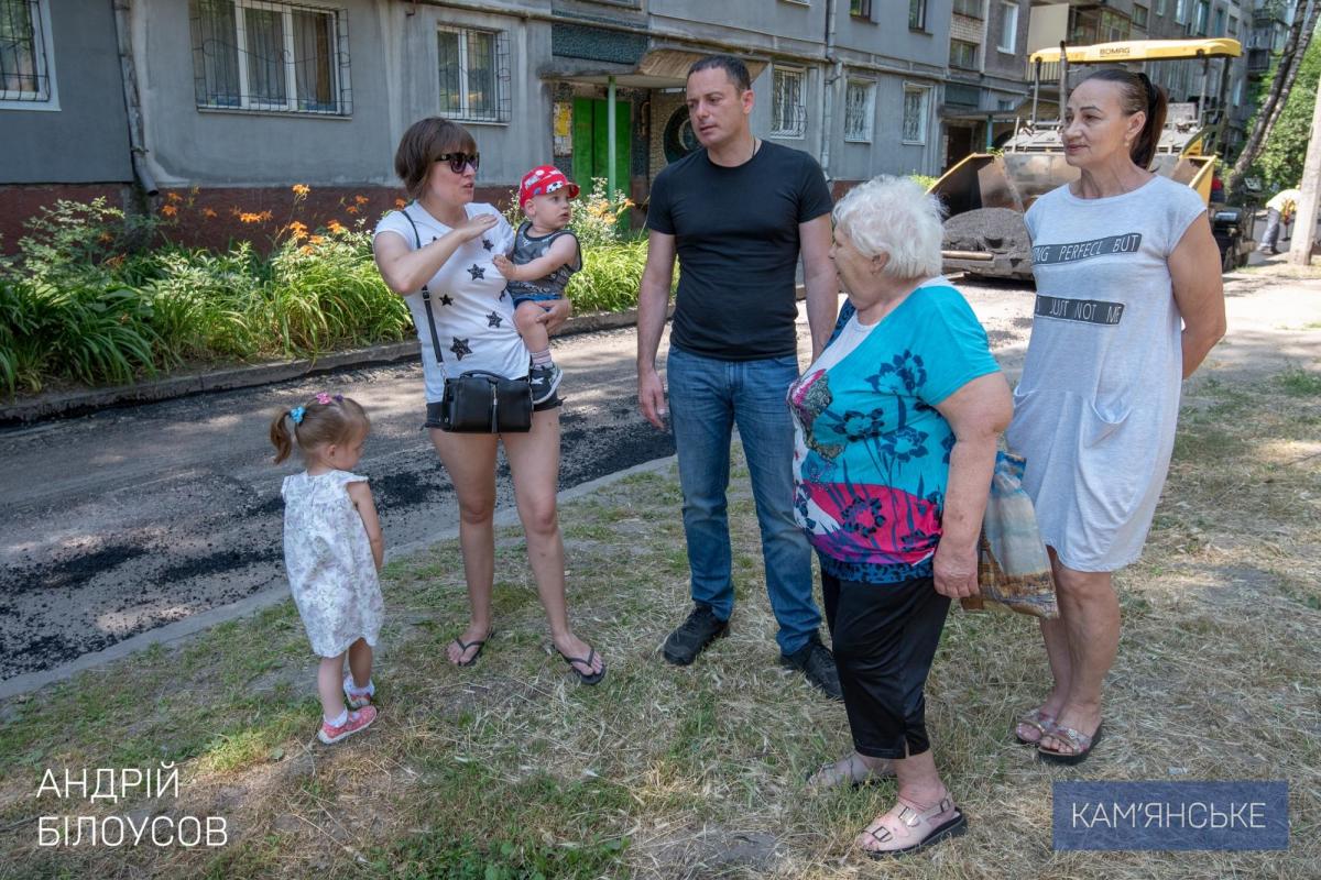 У Кам'янському асфальтують дороги у дворах (відео)
