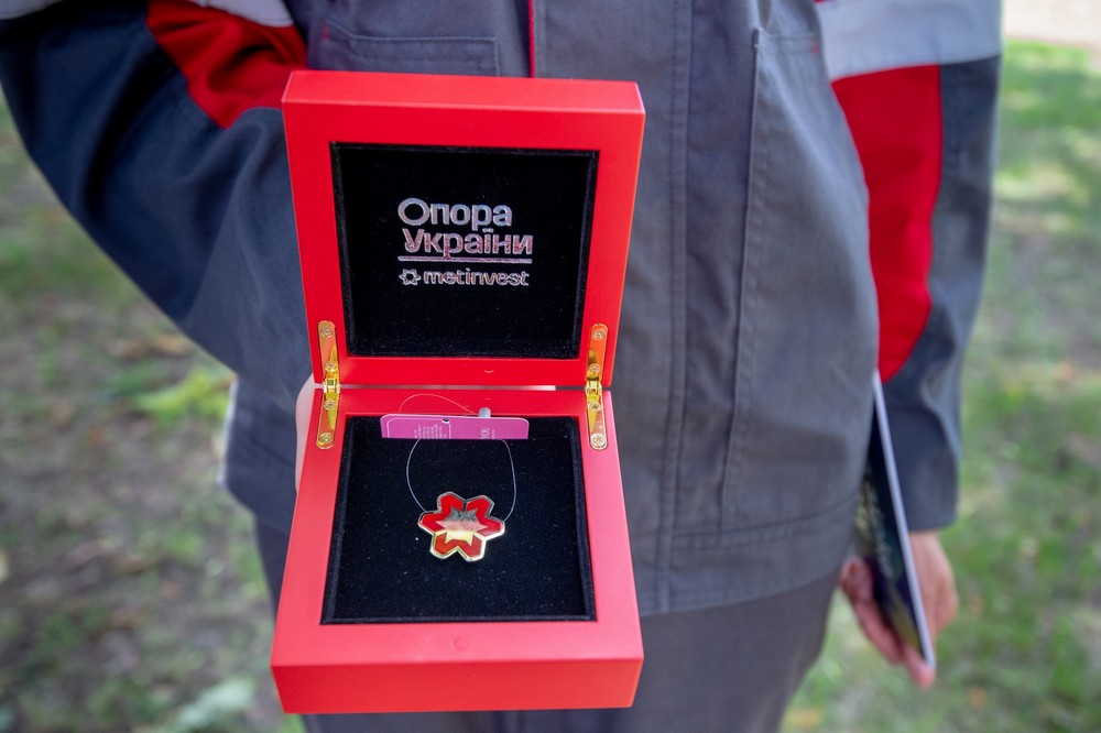 У сяйві Золотої зірки Метінвесту. Троє співробітників Каметсталі нагороджені найвищою відзнакою компанії