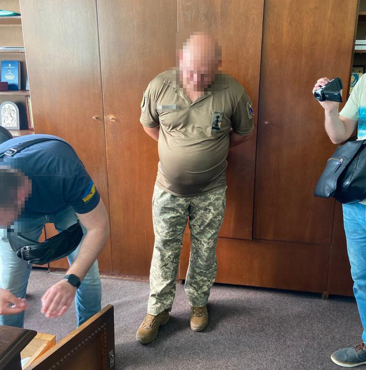 За час воєнного стану придбав майна на 350 тис. доларів: на Дніпропетровщині провели обшуки в обласного воєнкома (відео)