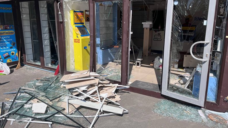 Що відбувається на місці ракетного удару по Дніпру (фото, відео)