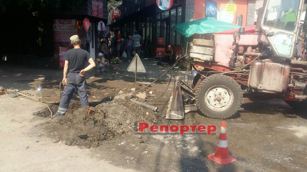 У центрі Кам'янського усувають аварію: без води більше 50 будинків
