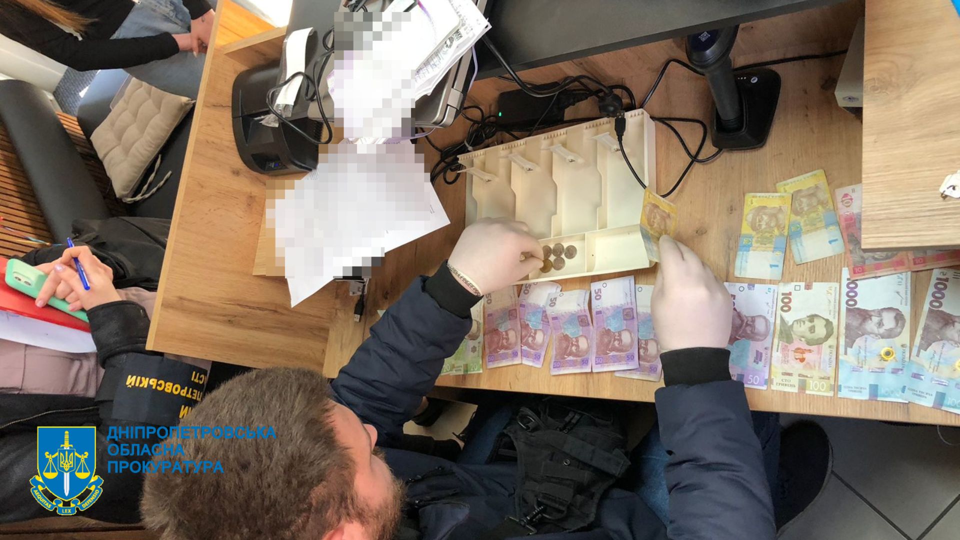 Ошукали людей на мільйон: трьох мешканців Кам'янського судитимуть за шахрайство