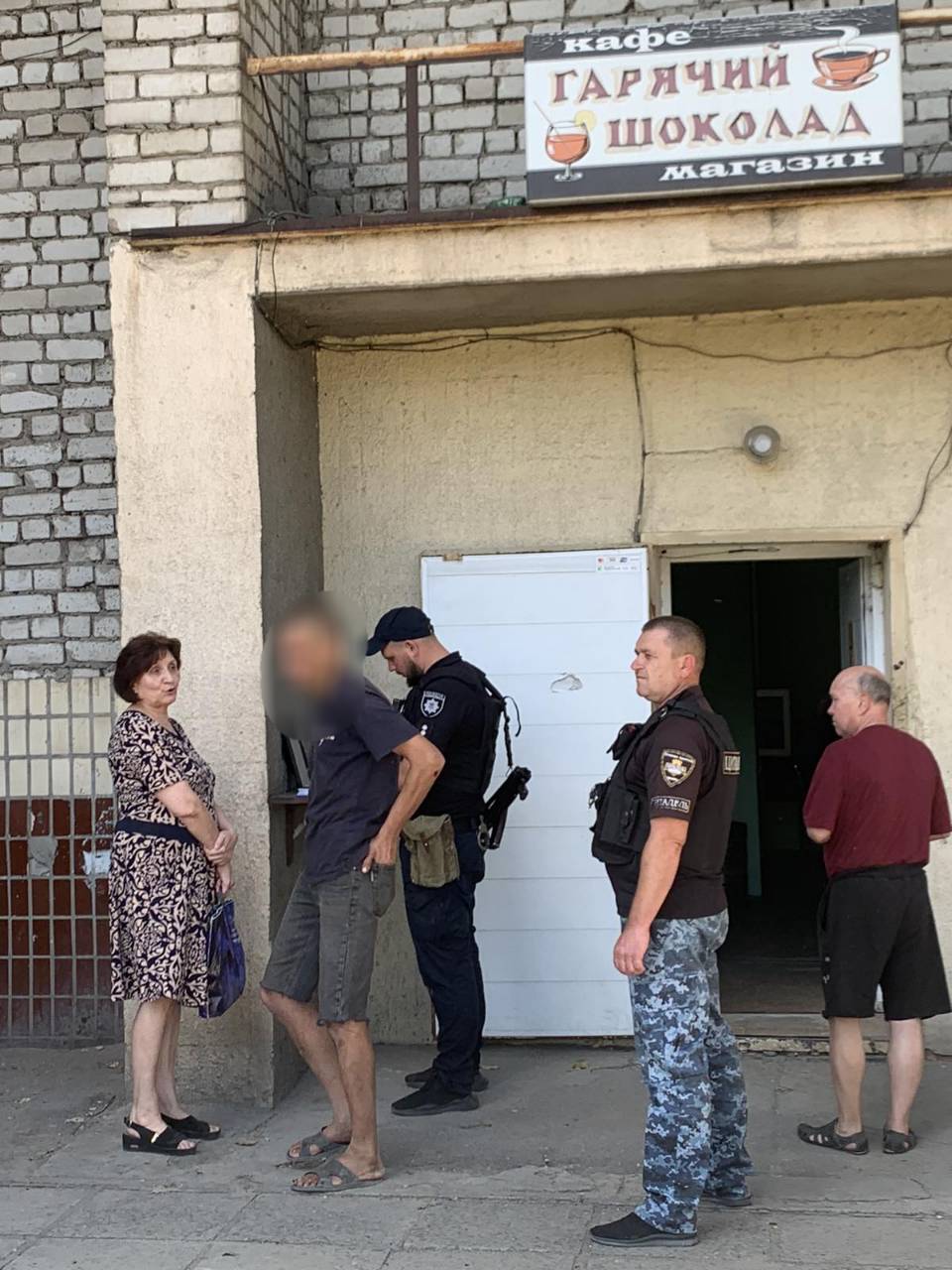 У Кам'янському чоловік погрожував відвідувачам і персоналу кафе-магазину