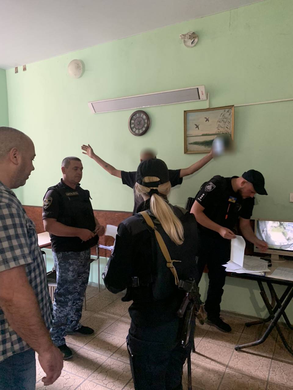 У Кам'янському чоловік погрожував відвідувачам і персоналу кафе-магазину