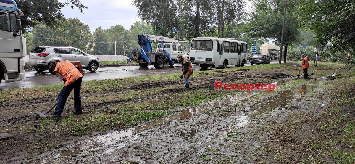 Транспортники Кам'янського усувають наслідки негоди (фотофакт)