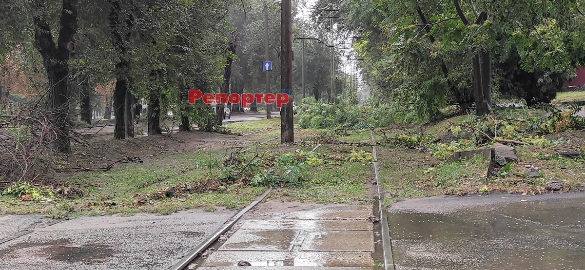 Транспортники Кам'янського усувають наслідки негоди (фотофакт)