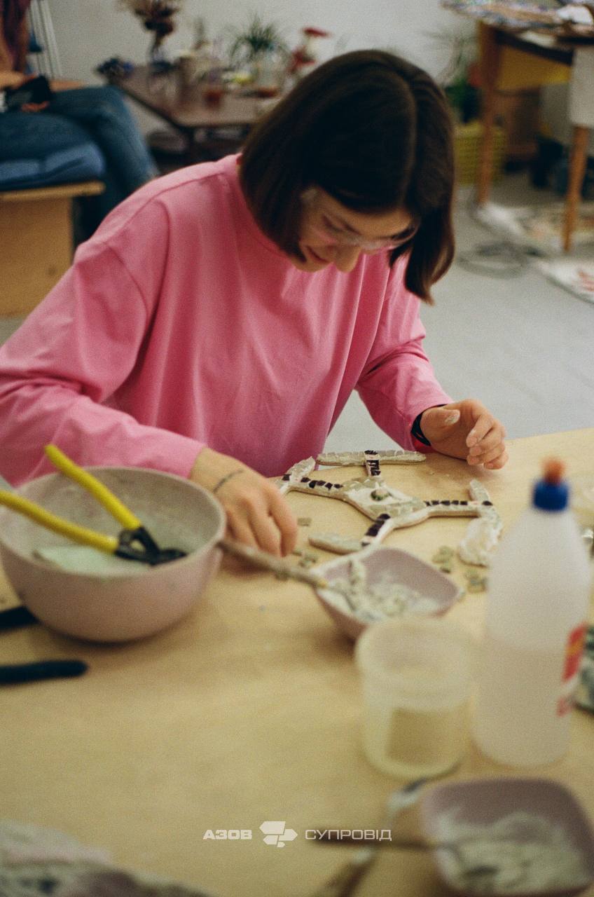 Дівчина створює з глини макет дрона