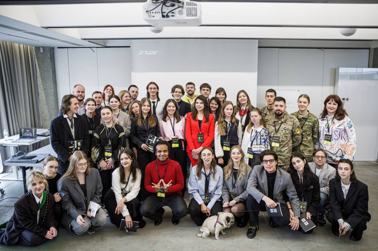 Спільне фото учасників освітньої премії Павла Тичини